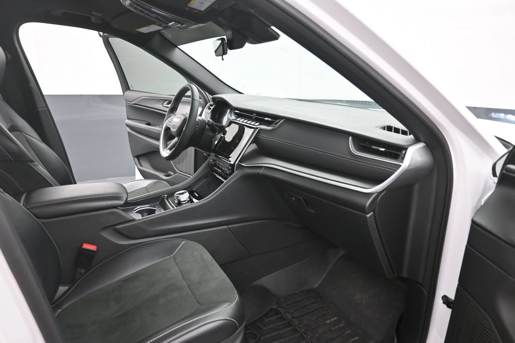 Used 2025 Jeep Grand Cherokee Altitude RWD image 26