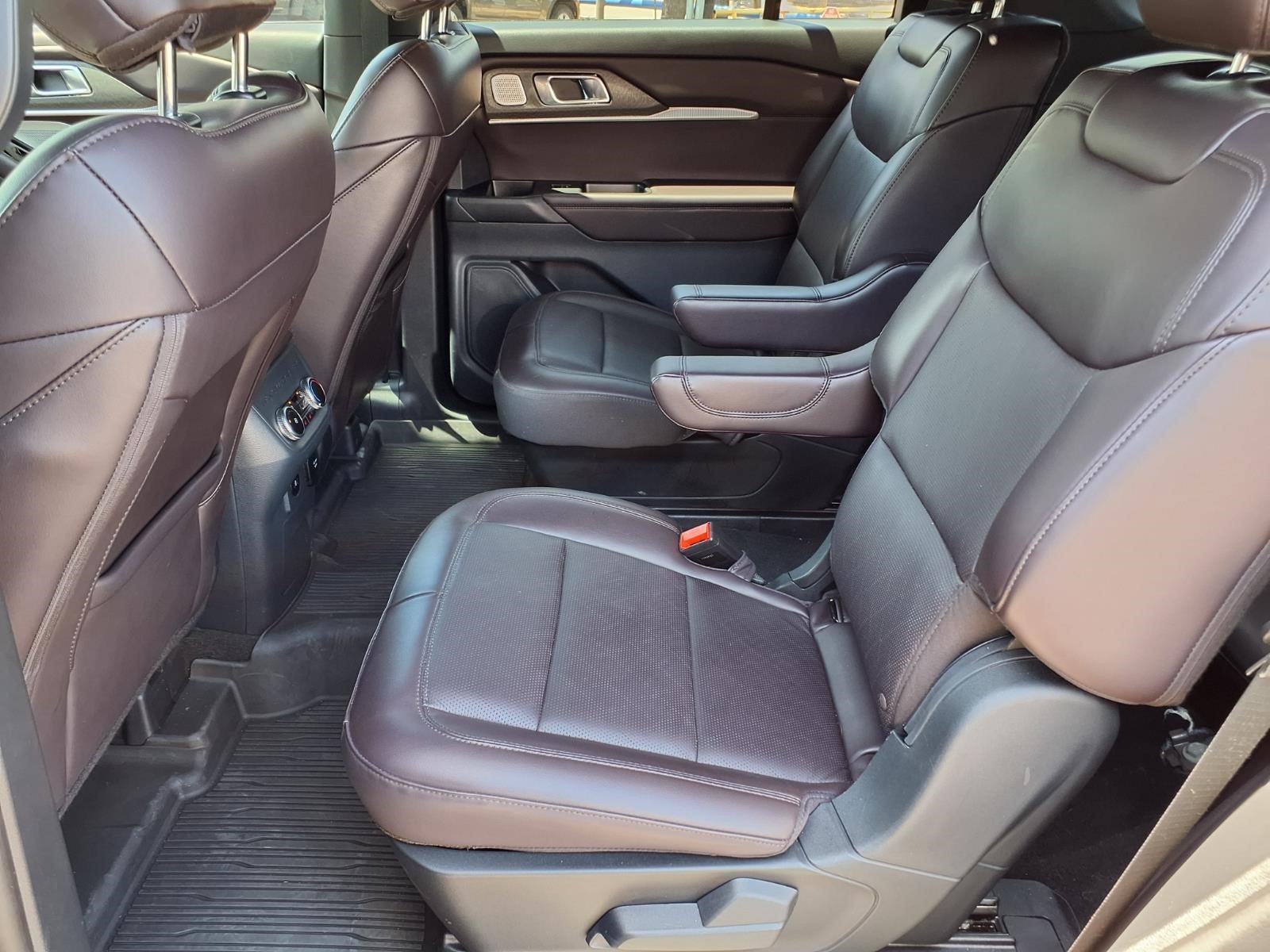Certified 2025 Ford Explorer Platinum RWD image 11