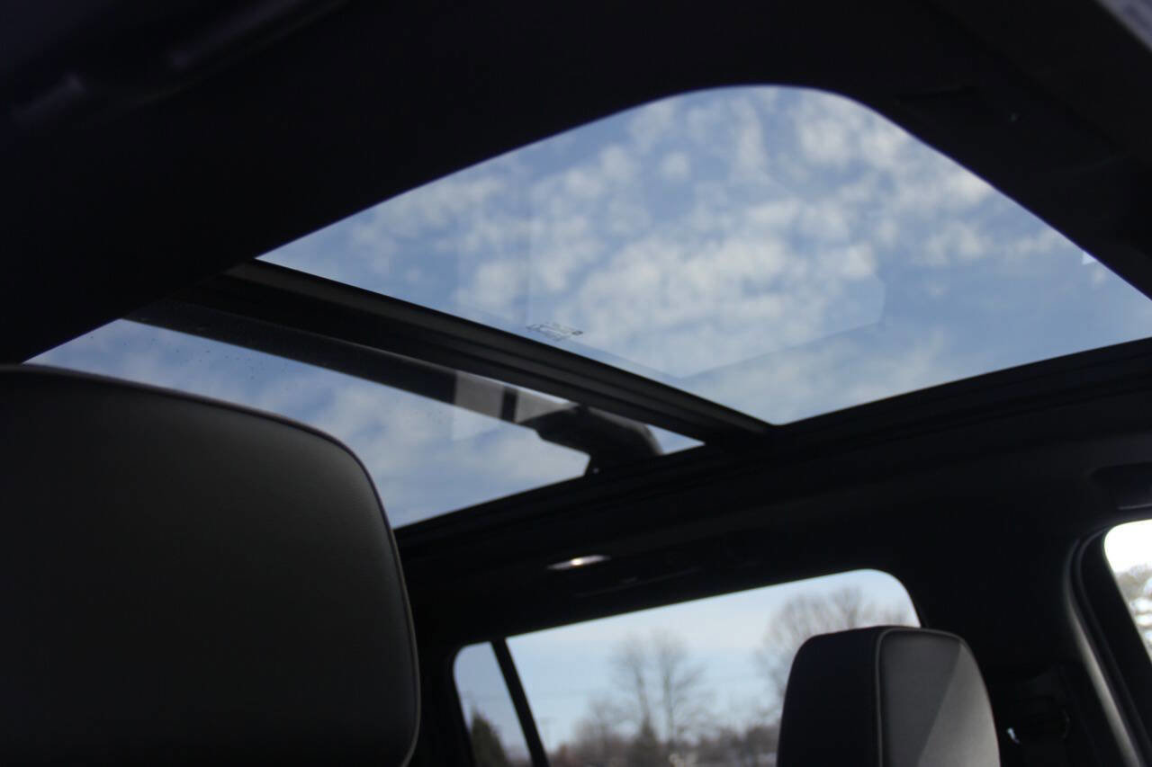 Used 2023 GMC Yukon XL SLT image 30