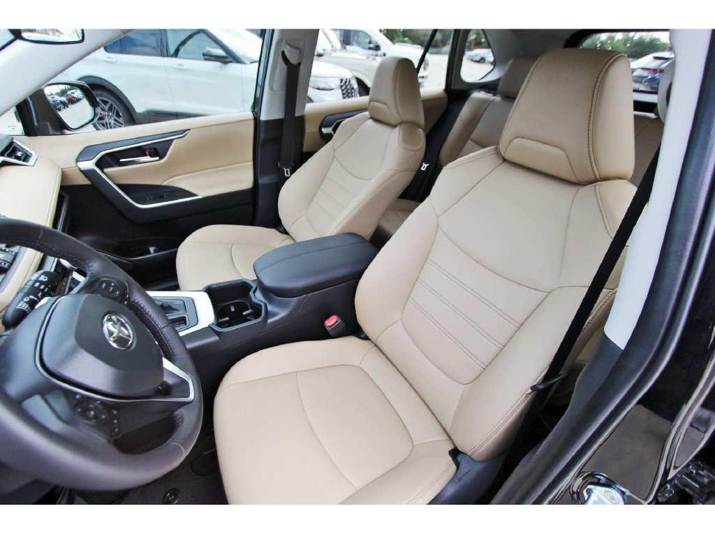 Used 2025 Toyota RAV4 XLE Premium w/ Blackout Package (GST) FWD image 30