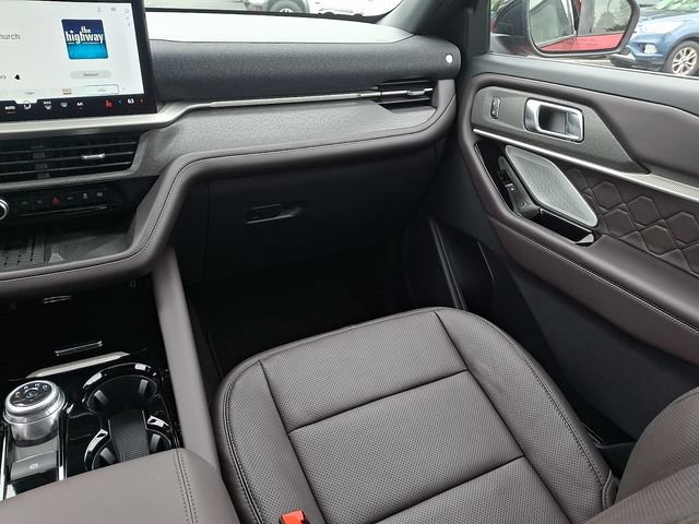 Certified 2025 Ford Explorer Platinum w/ Ultimate Package AWD/4WD image 19