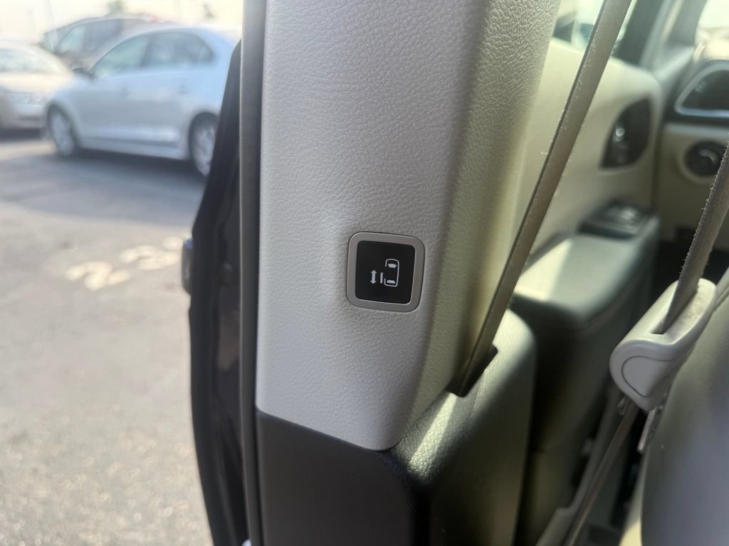 Used 2018 Chrysler Pacifica Limited w/ Advanced Safetytec Group FWD image 40