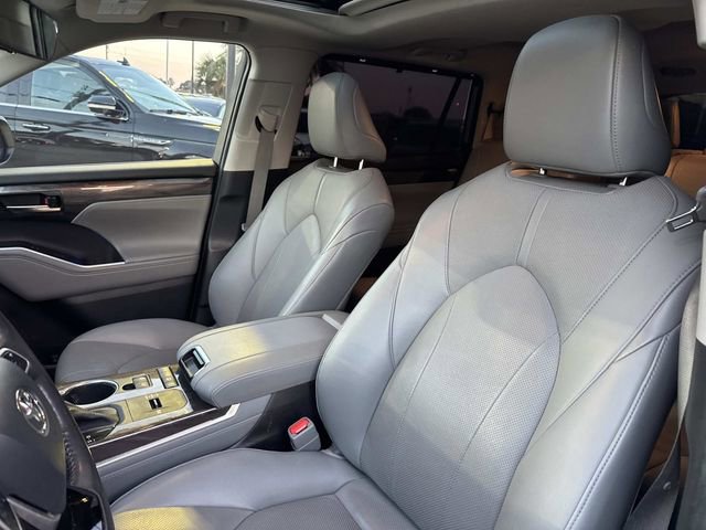 Used 2022 Toyota Highlander Limited image 17