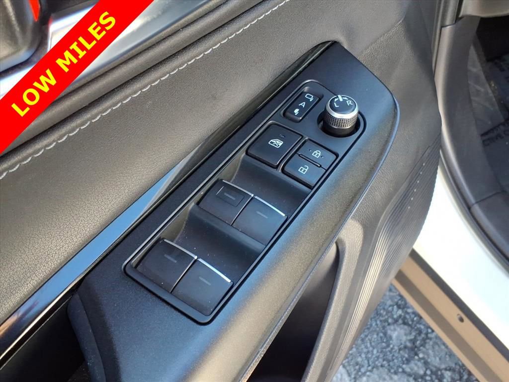 Used 2021 Toyota Venza LE w/ Carpet Mat Package (TMS) image 15