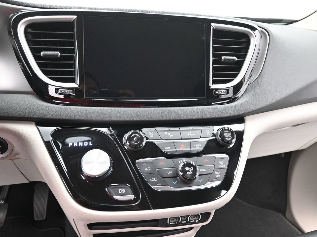Used 2024 Chrysler Pacifica Touring-L FWD image 12