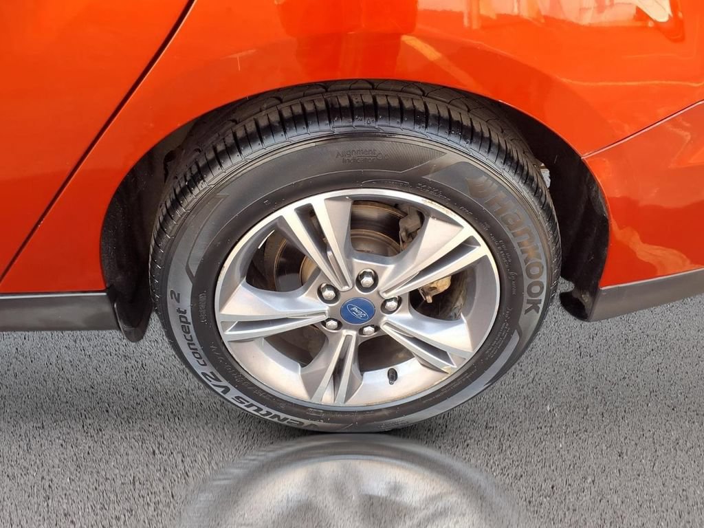 Certified 2018 Ford Focus SE w/ SE Appearance Package FWD image 28