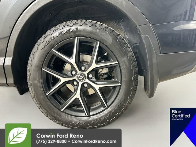 Used 2018 Toyota RAV4 SE image 33