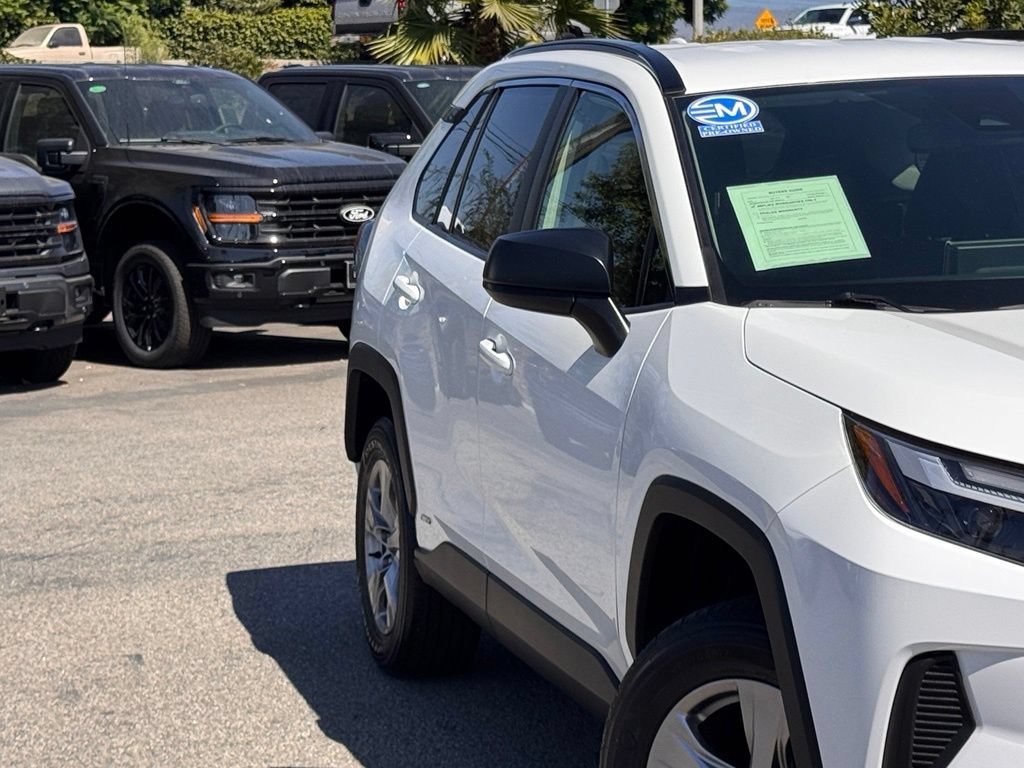 Used 2023 Toyota RAV4 LE AWD/4WD image 5
