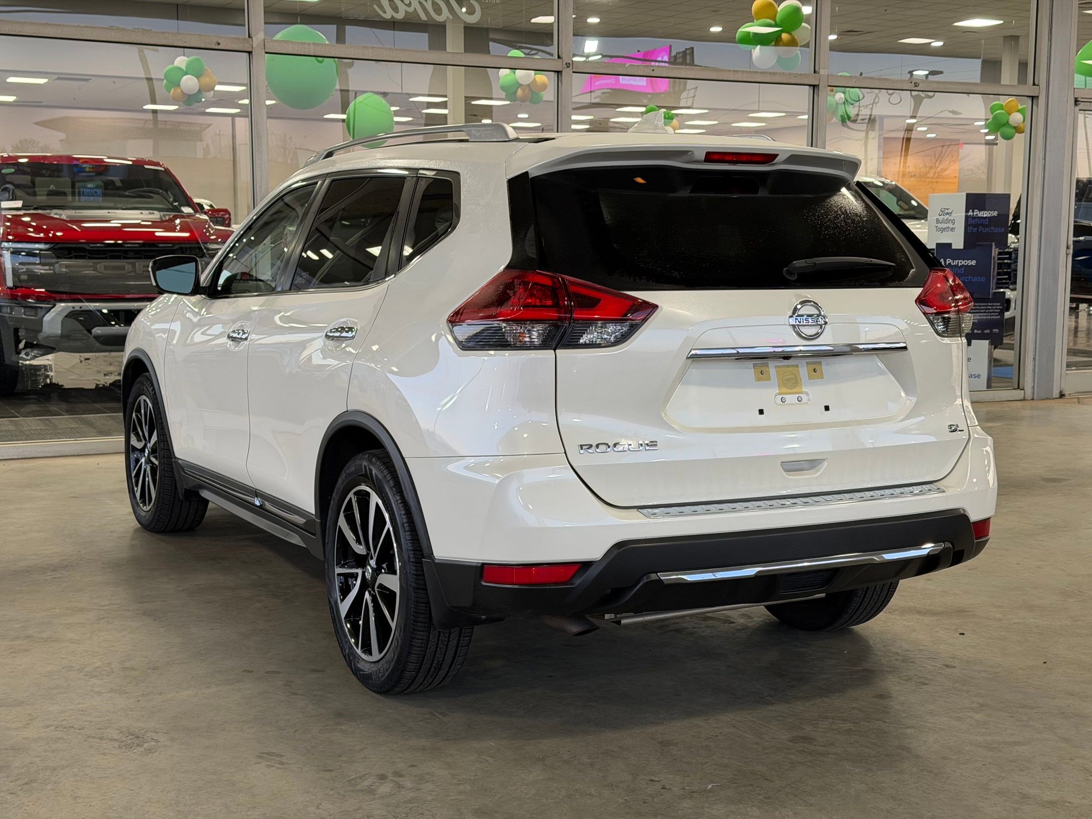Used 2018 Nissan Rogue SL w/ Premium Package image 3