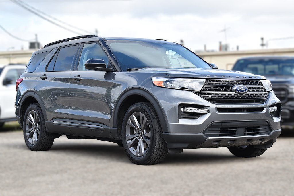 Certified 2024 Ford Explorer XLT w/ Equipment Group 202A AWD/4WD image 3