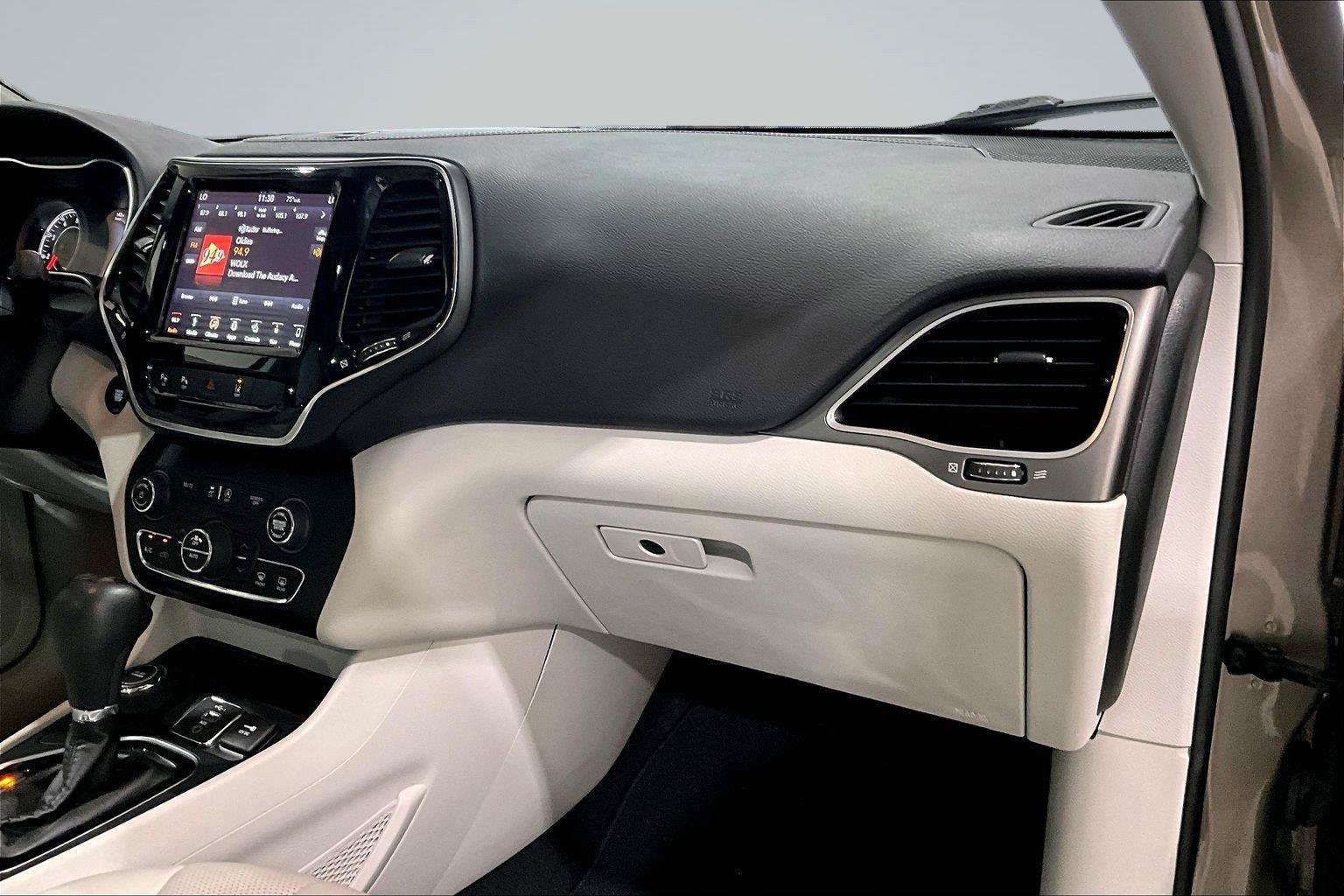 Used 2019 Jeep Cherokee Limited w/ Luxury Group AWD/4WD image 18