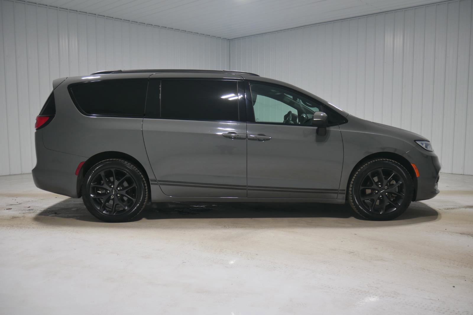 Used 2023 Chrysler Pacifica Touring-L w/ S Appearance Package image 6