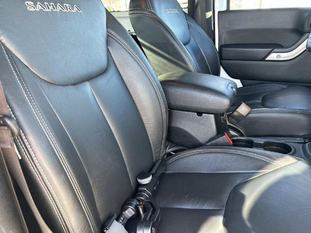Used 2017 Jeep Wrangler Sahara w/ Connectivity Group AWD/4WD image 17