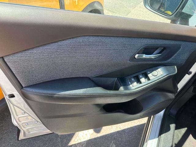 Used 2022 Nissan Rogue SV AWD/4WD image 16