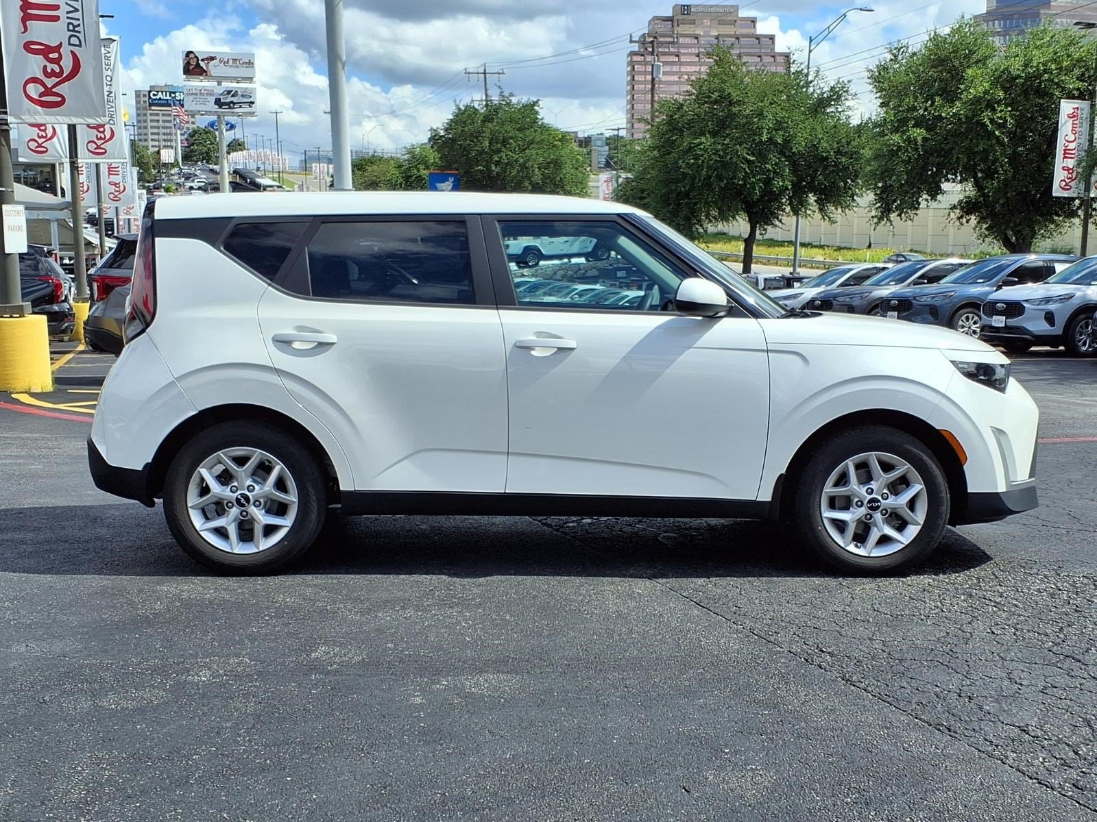 Used 2023 Kia Soul LX w/ LX Technology Package FWD image 5