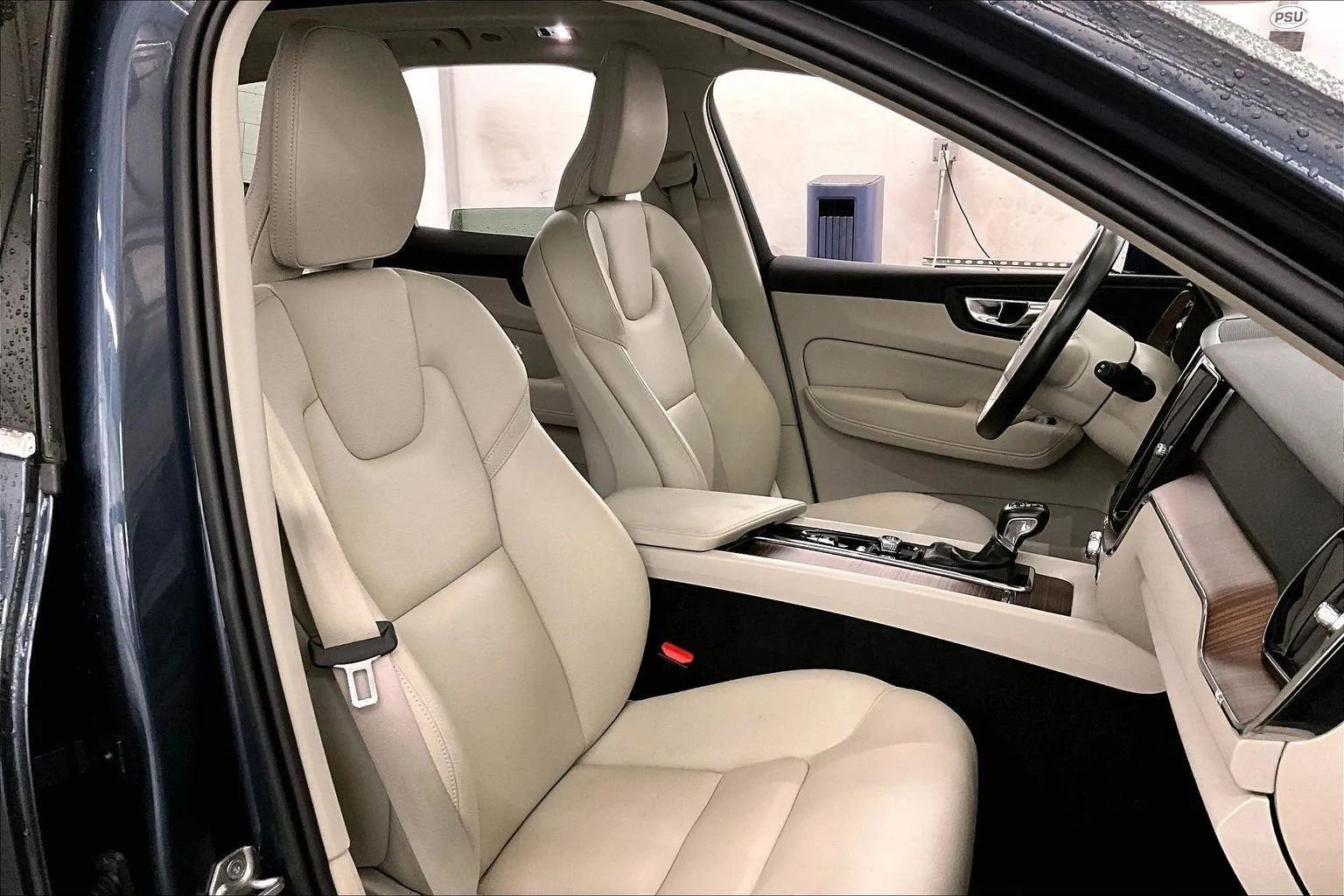 Used 2021 Volvo XC60 T5 Momentum w/ Premium Package image 7