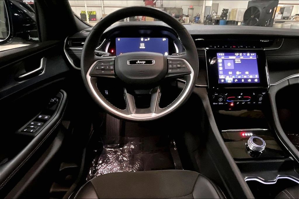 Used 2024 Jeep Grand Cherokee L Laredo image 7