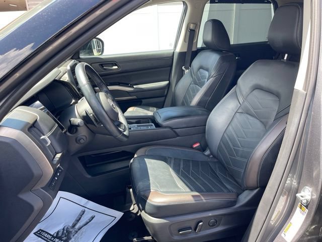 Used 2023 Nissan Pathfinder Platinum FWD image 16