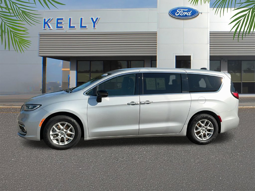 Used 2024 Chrysler Pacifica Touring-L FWD image 2