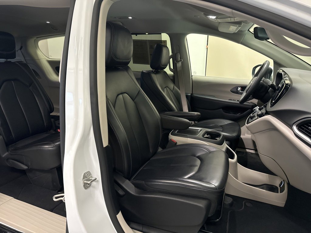 Used 2023 Chrysler Pacifica Touring-L image 31