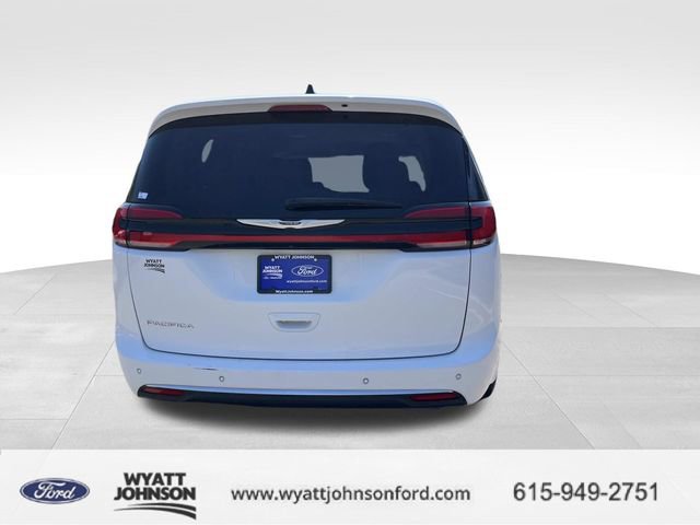 Used 2023 Chrysler Pacifica Touring-L image 4