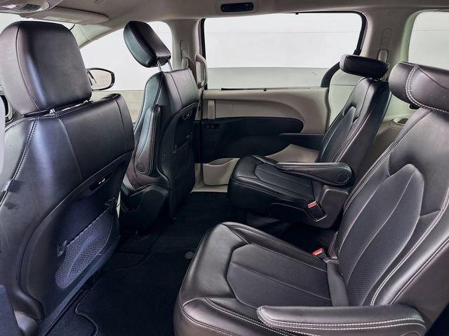 Used 2024 Chrysler Pacifica Touring-L image 19