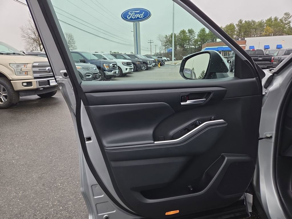 Used 2022 Toyota Highlander XLE AWD/4WD image 5