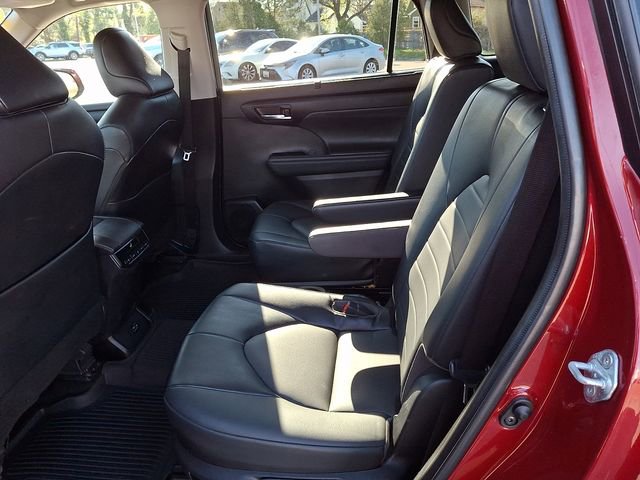 Used 2022 Toyota Highlander XLE AWD/4WD image 10
