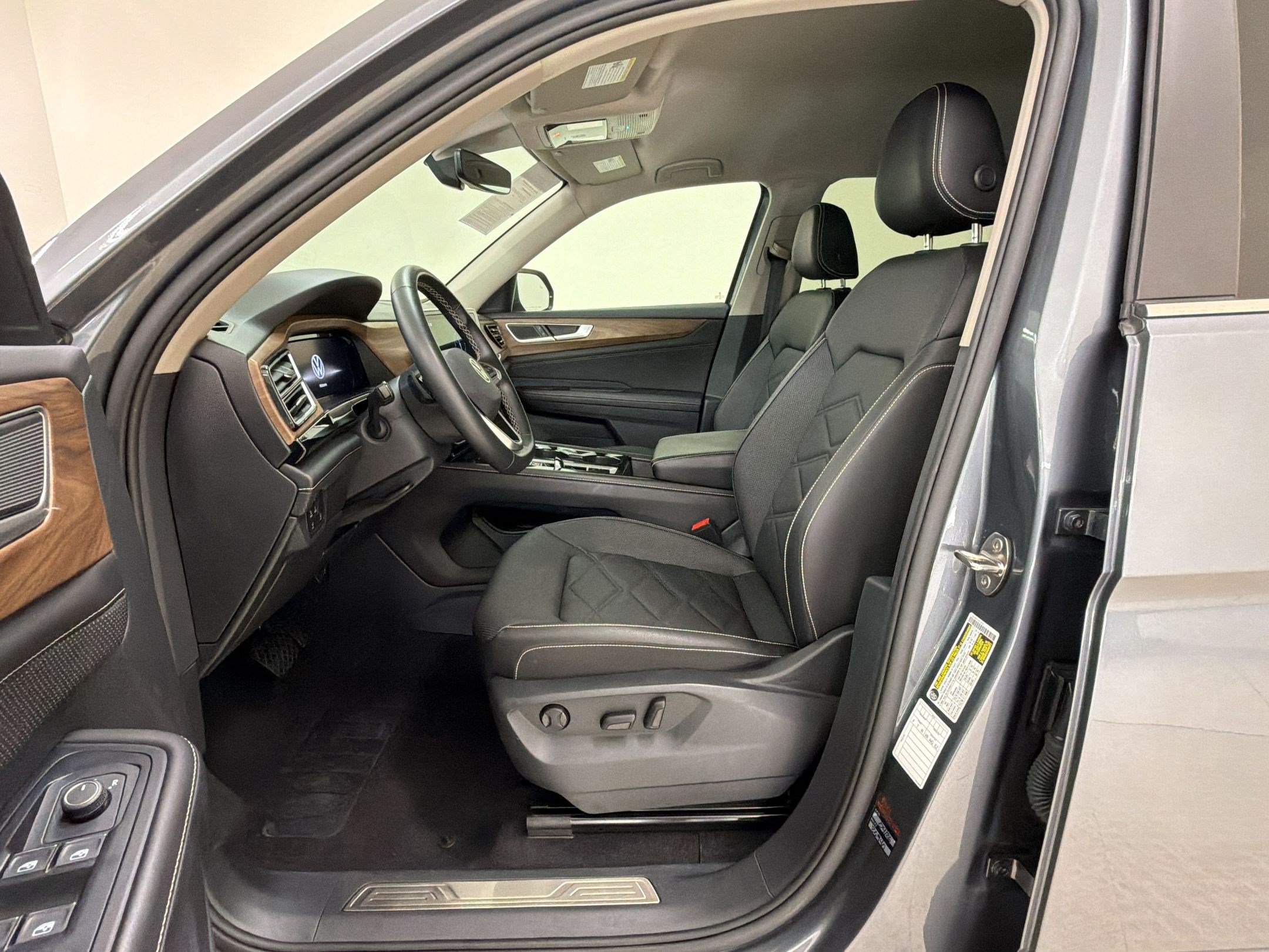Used 2025 Volkswagen Atlas SE FWD image 28