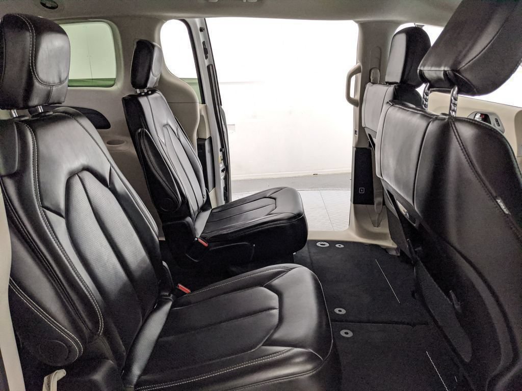 Used 2024 Chrysler Pacifica Touring-L FWD image 21