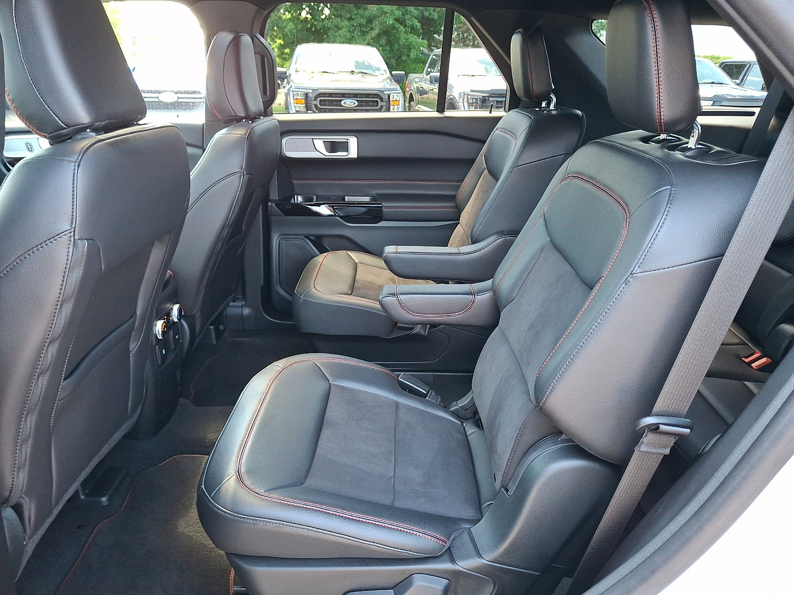 Certified 2024 Ford Explorer ST-Line w/ Class IV Trailer Tow Package AWD/4WD image 13