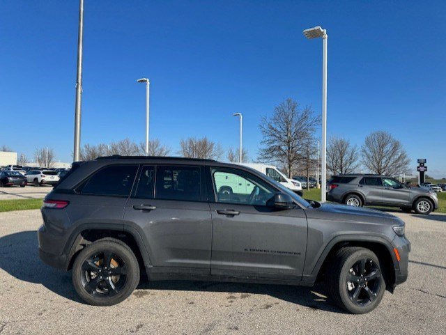 Used 2024 Jeep Grand Cherokee Limited w/ Black Appearance Package image 6