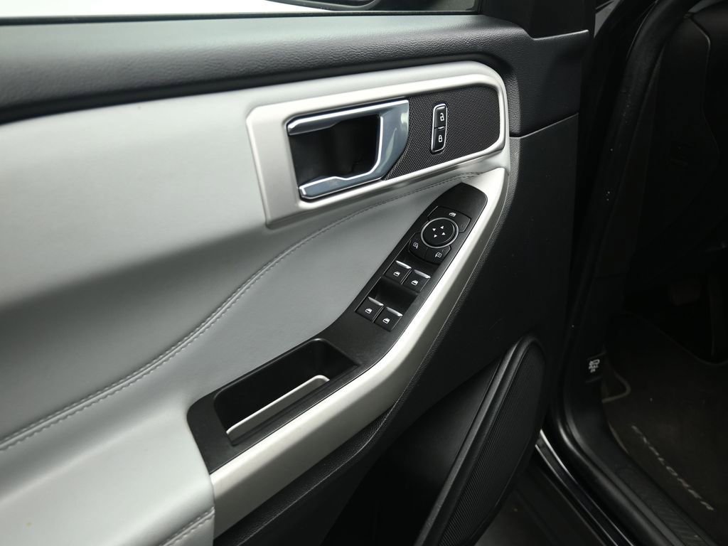 Certified 2022 Ford Explorer XLT w/ Equipment Group 202A image 10
