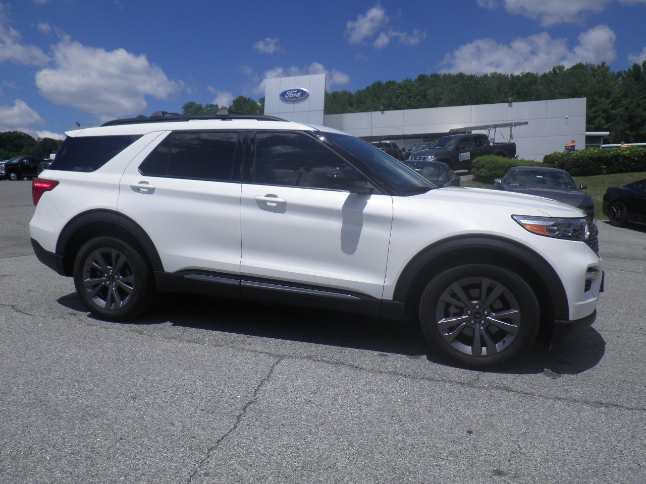 Certified 2024 Ford Explorer XLT w/ Equipment Group 202A AWD/4WD image 7