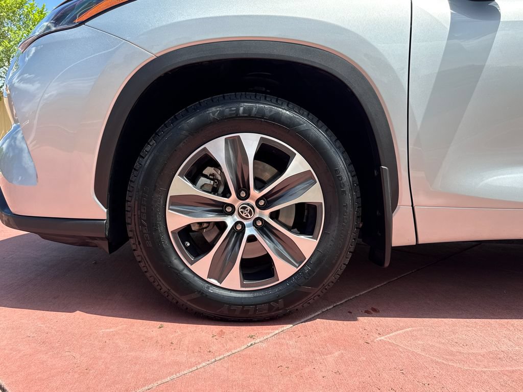 Used 2021 Toyota Highlander XLE AWD/4WD image 37