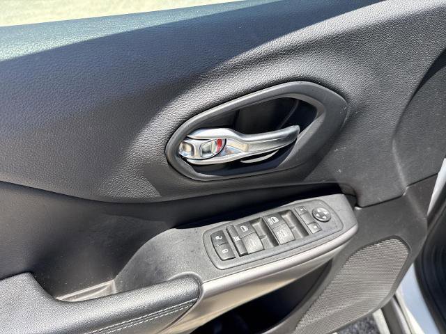 Used 2019 Jeep Cherokee Latitude Plus FWD image 24