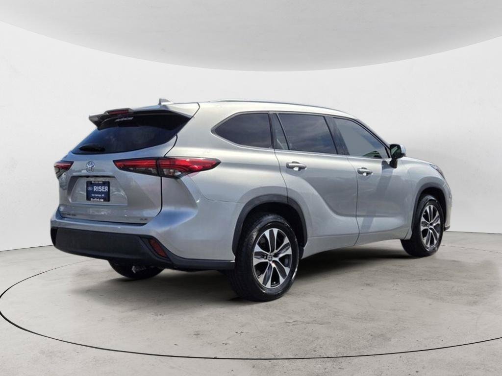 Used 2021 Toyota Highlander XLE FWD image 3