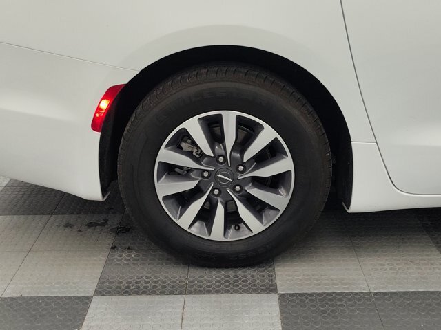 Used 2024 Chrysler Pacifica Limited FWD image 12
