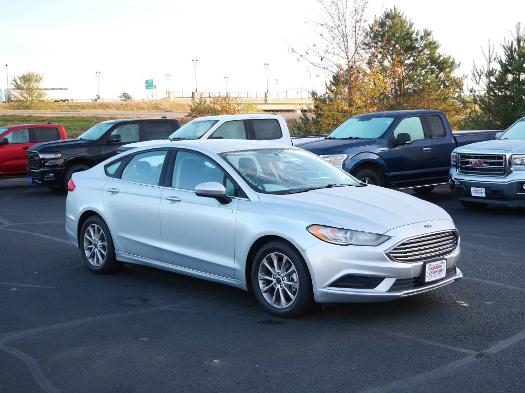 Certified 2017 Ford Fusion SE FWD image 4