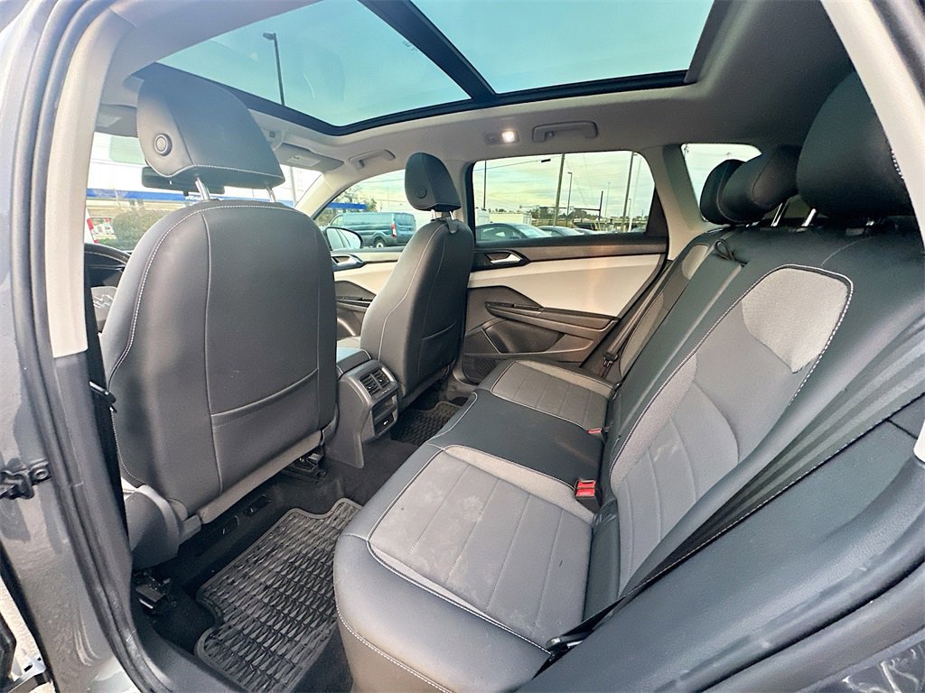 Used 2022 Volkswagen Taos SE w/ Panoramic Sunroof Package image 8