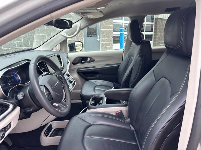 Used 2024 Chrysler Pacifica Limited FWD image 11