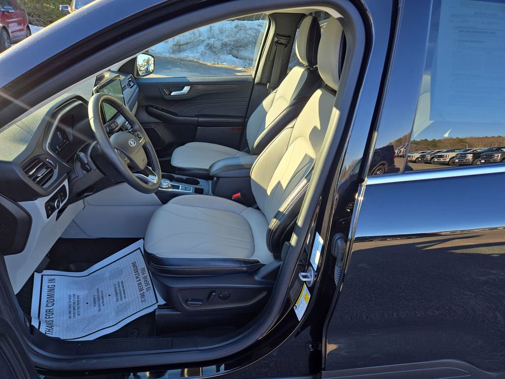 Certified 2025 Ford Escape SE w/ PHEV Premium Package FWD image 6