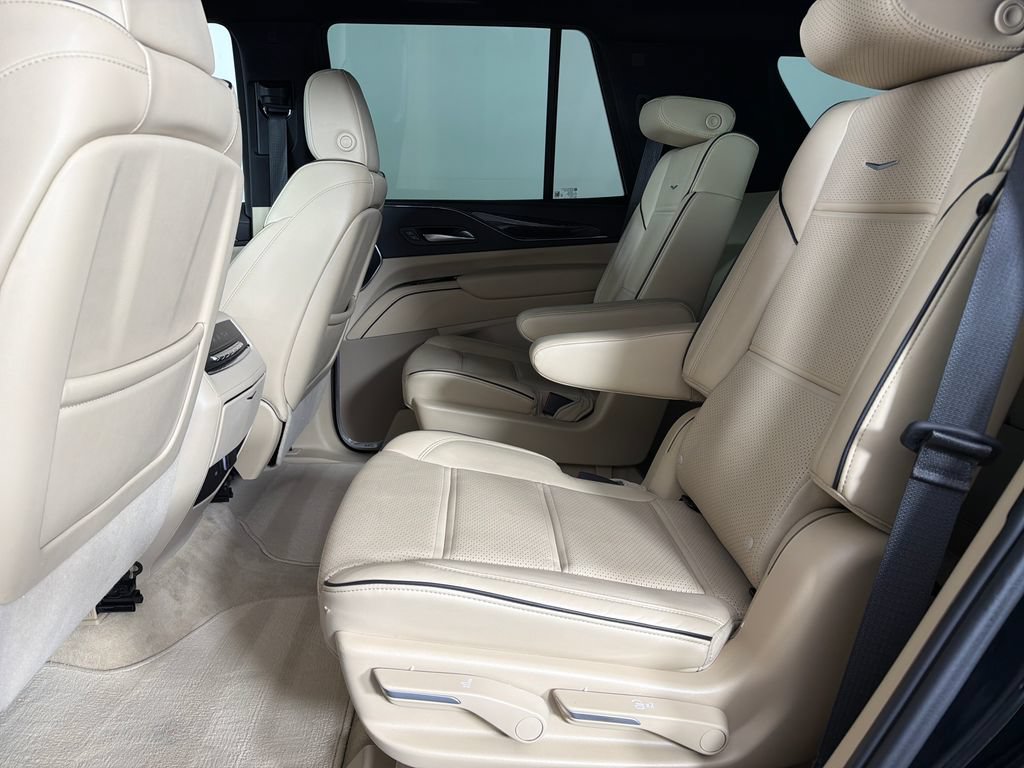 Used 2024 Cadillac Escalade Premium Luxury AWD/4WD image 21