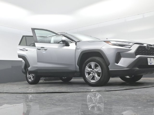 Used 2025 Toyota RAV4 XLE AWD/4WD image 31