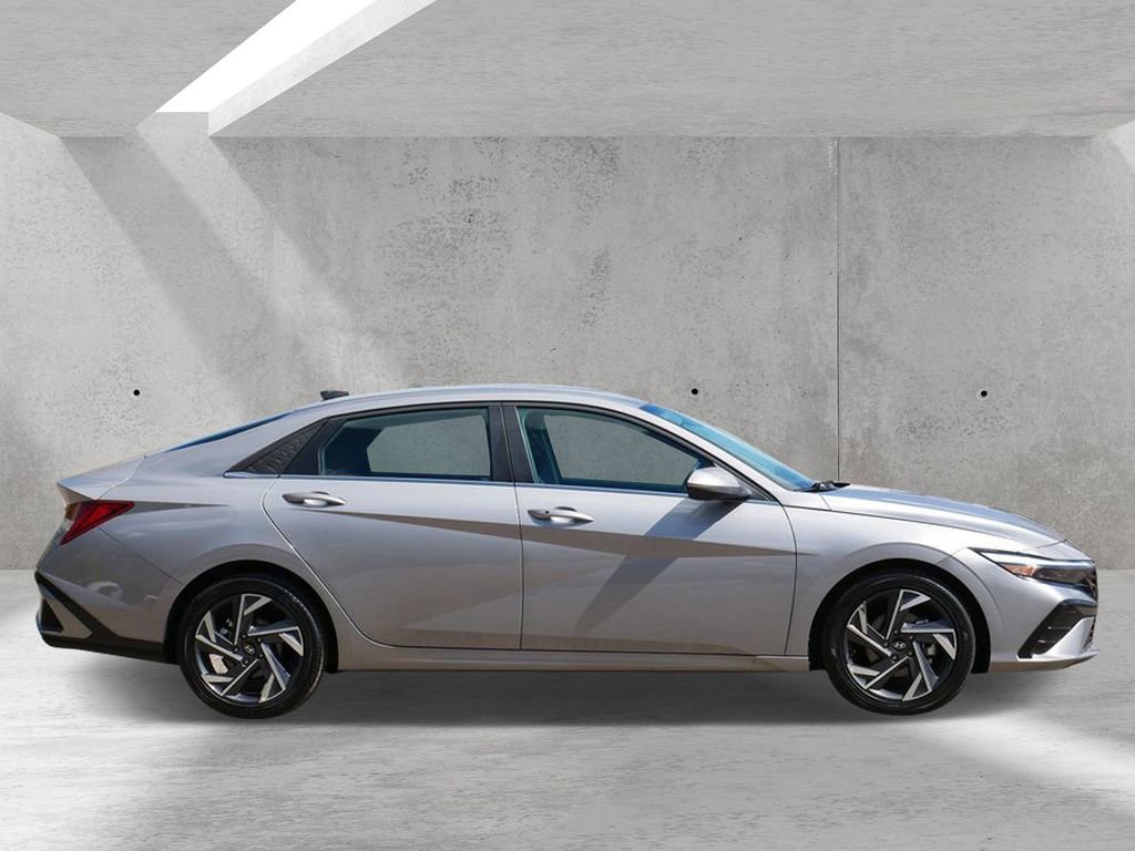 Used 2025 Hyundai Elantra SEL FWD image 2
