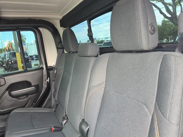Used 2025 Jeep Gladiator Sport AWD/4WD image 14