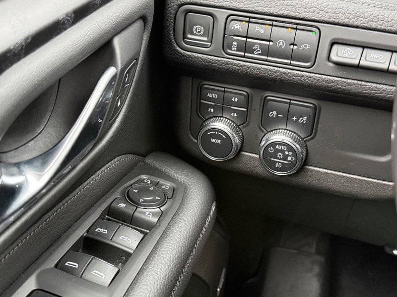 Used 2021 GMC Yukon XL Denali w/ Denali Premium Package image 28