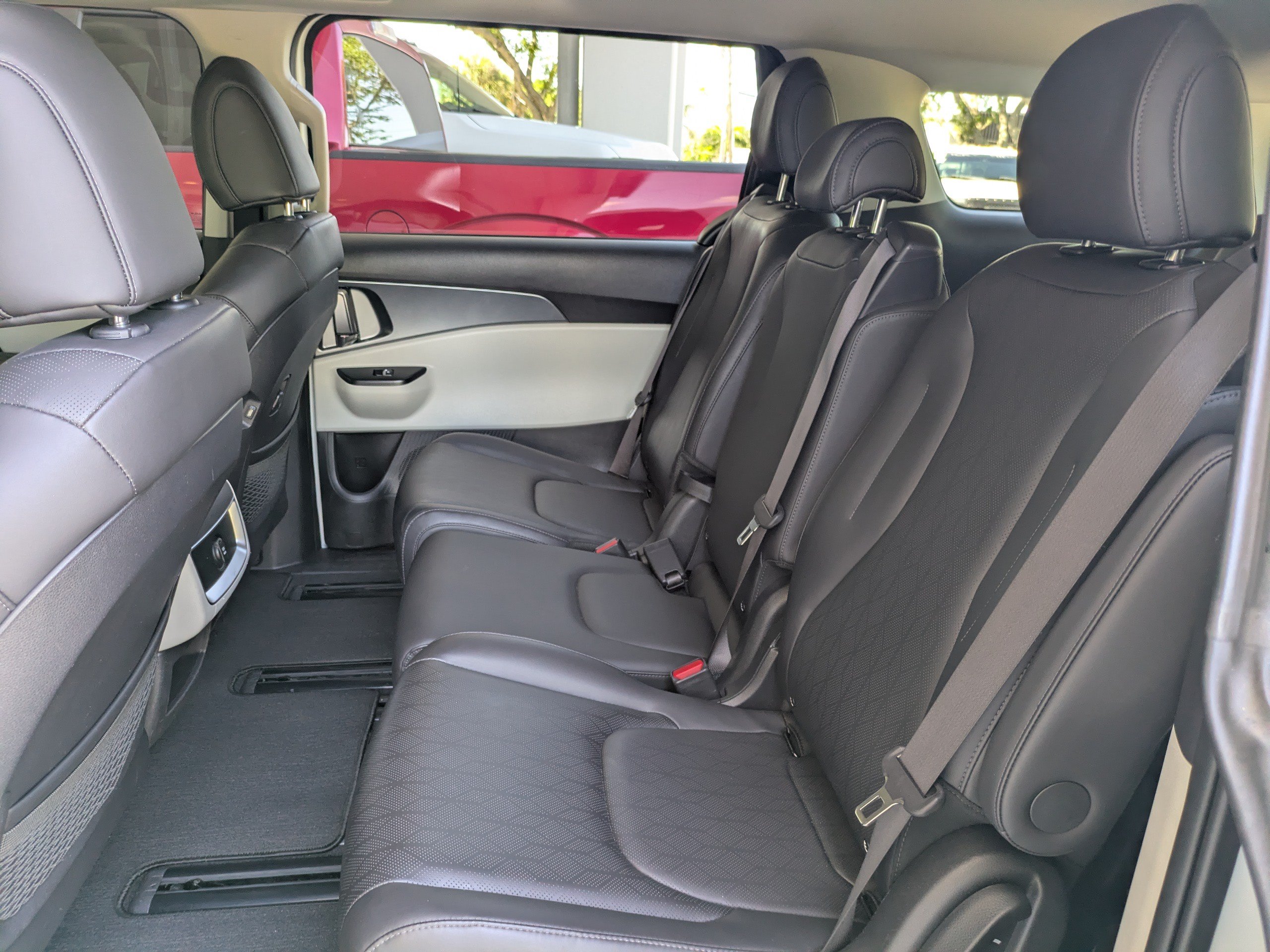 Used 2024 Kia Carnival LX FWD image 15
