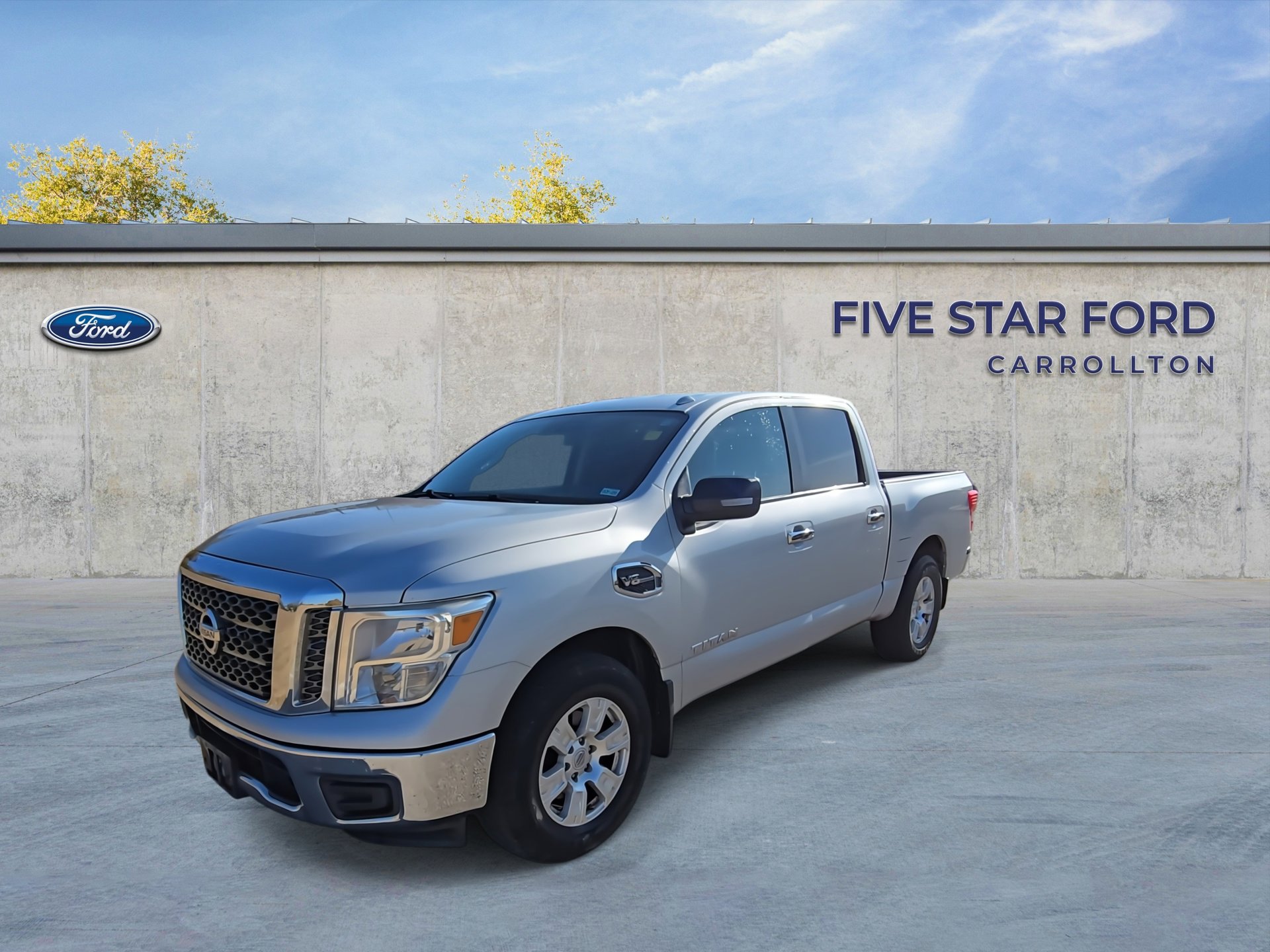 Used 2017 Nissan Titan SV image 5