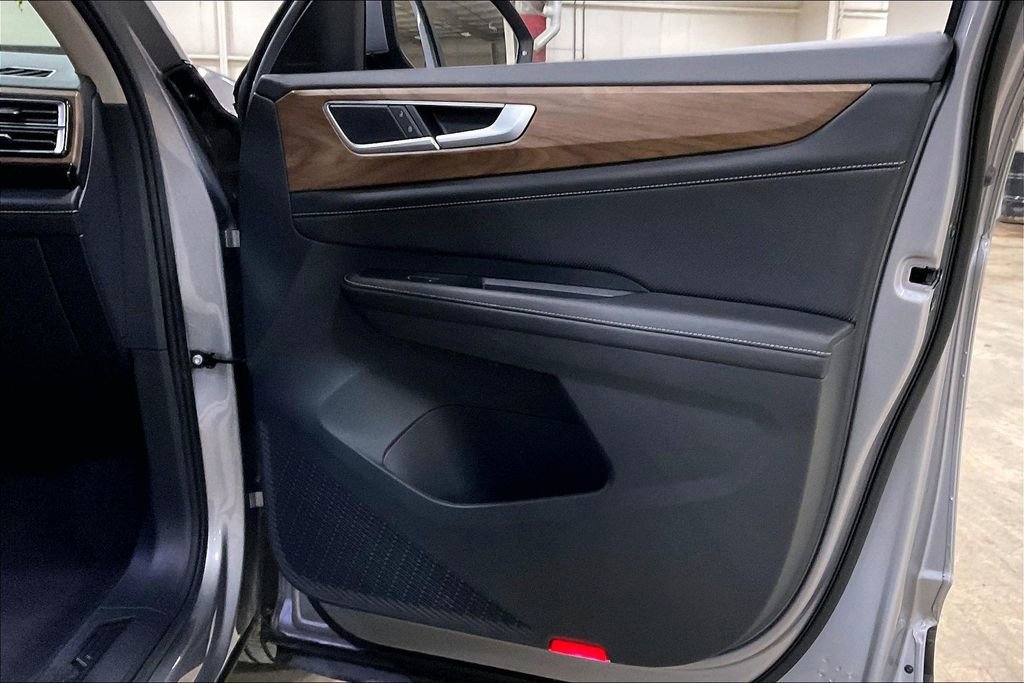 Used 2025 Volkswagen Atlas SE image 22